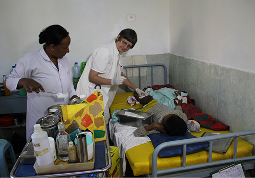 Ärztliche Leiterin Dr. Rita Schiffer auf Visite im Krankenhaus Attat in Äthiopien