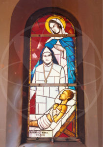 Spuren in der Kirche - Glasfenster mit Anna Dengel in Kirche in Ungarn