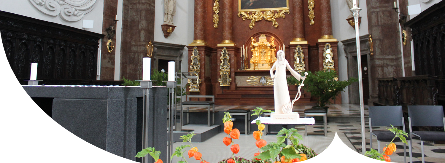 Verein Freunde Anna Dengel Aktivitäten - Holzstatue Anna Dengel bei einer Messe in der Jesuitenkirche in Innsbruck
