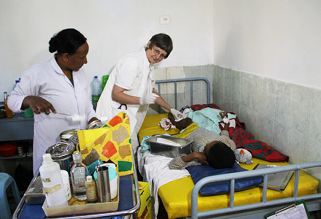 Ärztliche-Leiterin-Dr-Rita-Schiffer-auf-Visite_Attat _ HP